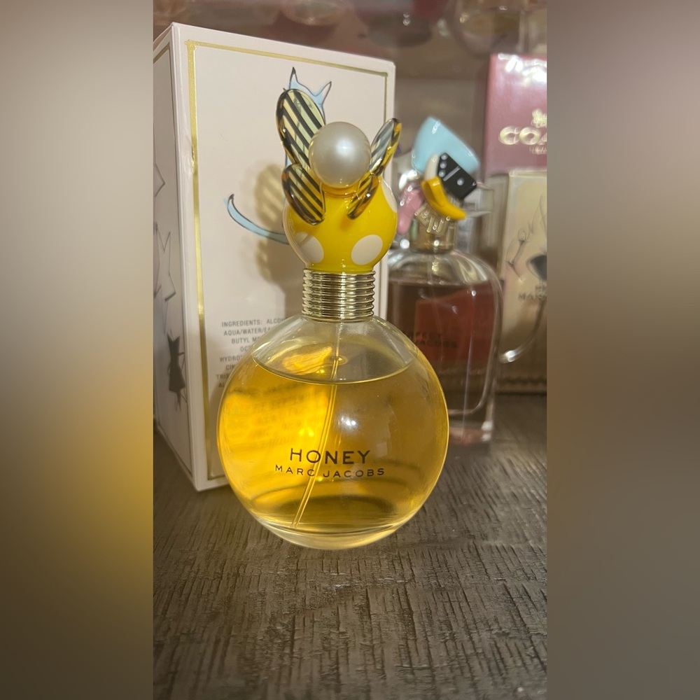 Marc Jacobs Honey Fragrance with Yellow and Black Cap